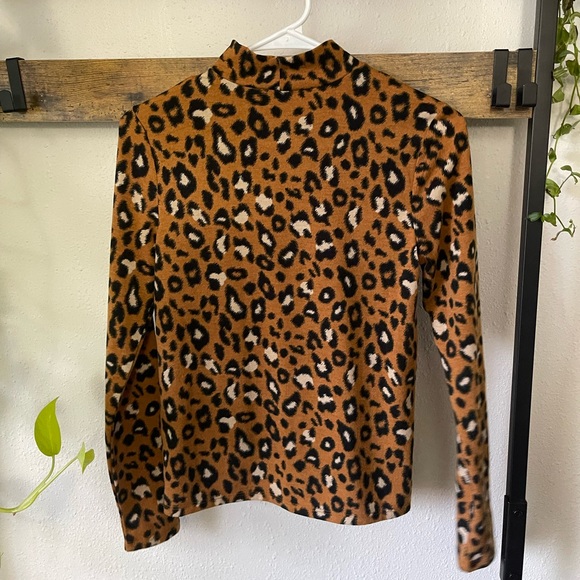 Forever 21 Leopard print top - Picture 2 of 3